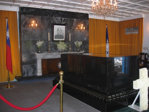 Cihu_Chiang_Kai-shek_tomb_(left)